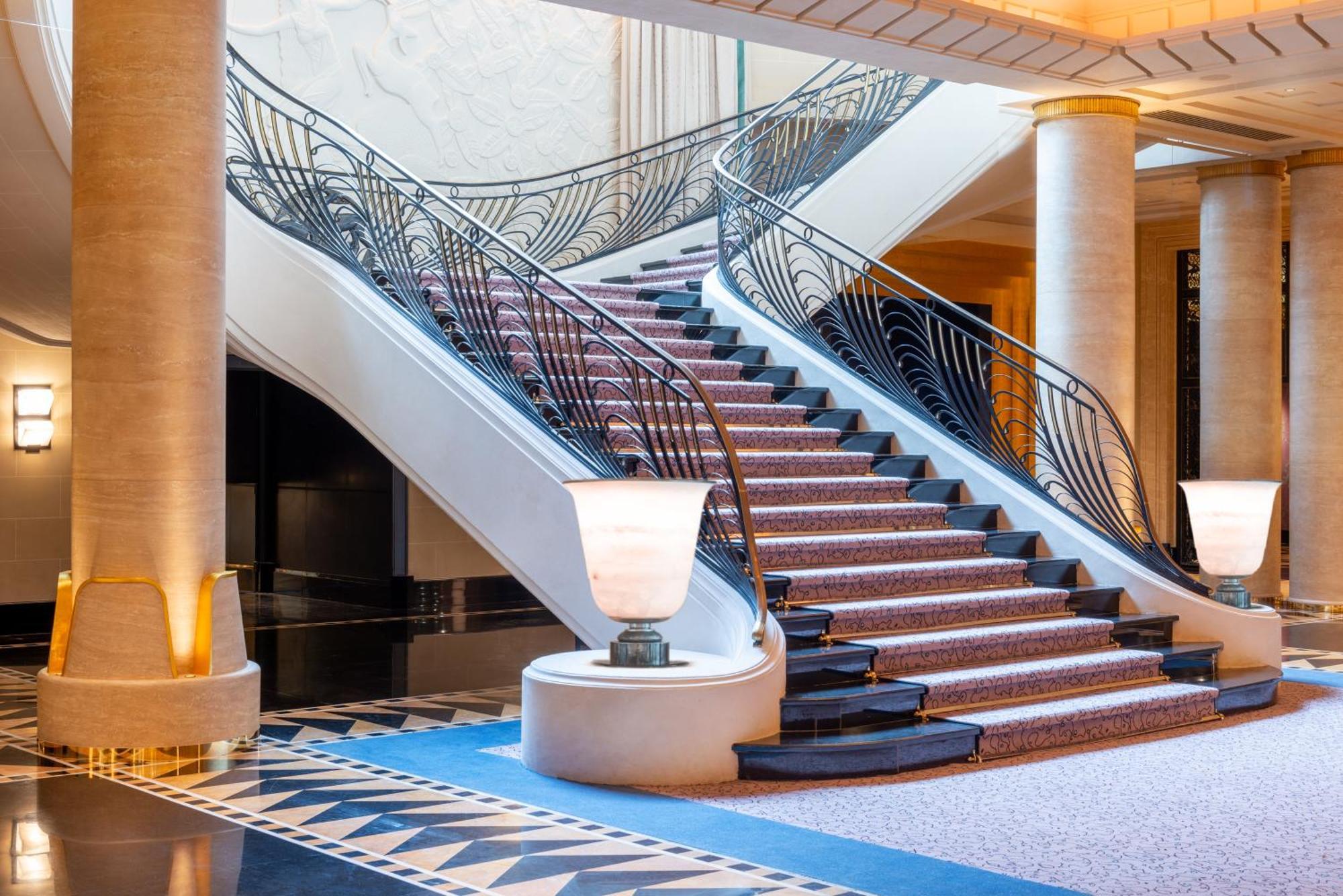 L'Hotel Du Collectionneur Paris Eksteriør billede The staircase in the lobby