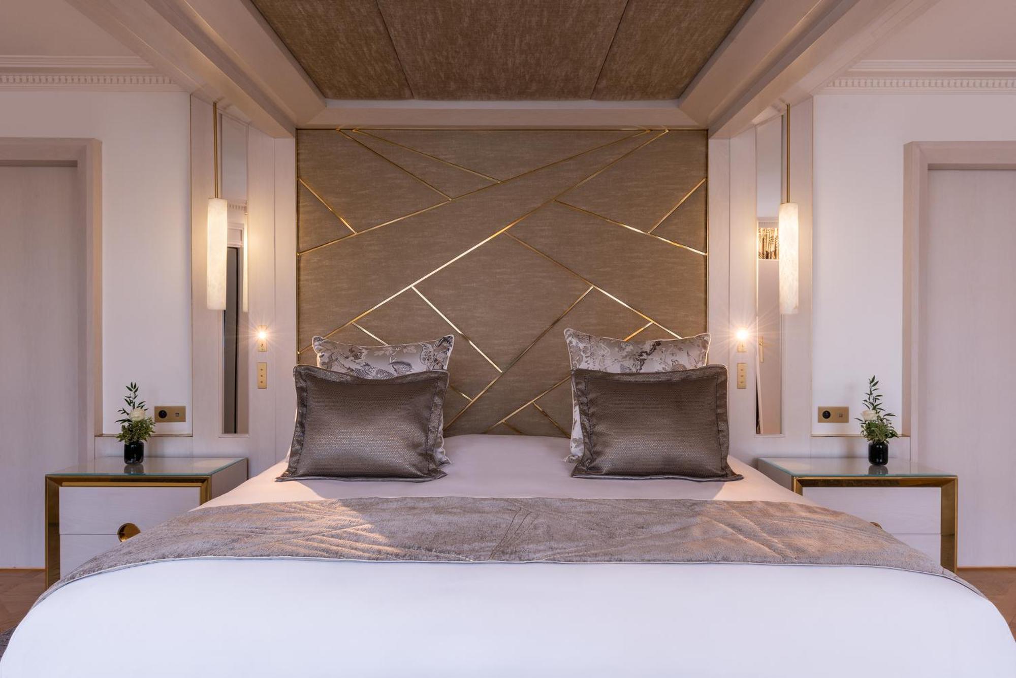 L'Hotel Du Collectionneur Paris Eksteriør billede A bedroom at the hotel